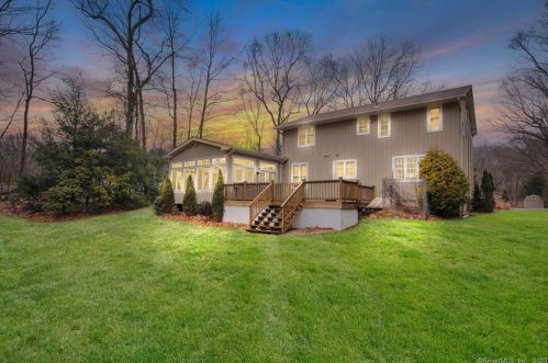 26 Winthrop Dr, Huntington, CT 06484-5023