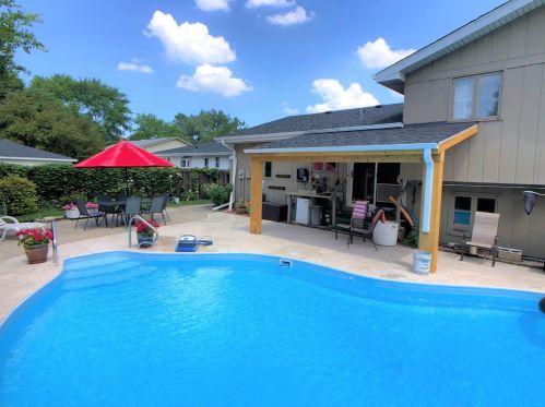 9520 Southwood Dr, Hammond, IN 46321-3616