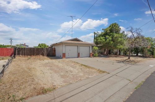 997 Alameda St, Manteca, CA 95336-4035
