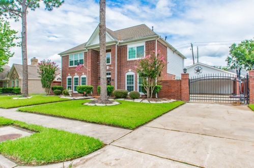 2124 Country Club Dr, Pearland, TX 77581-5108