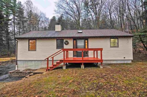 735 River Rd, Weare, NH 03281-5204