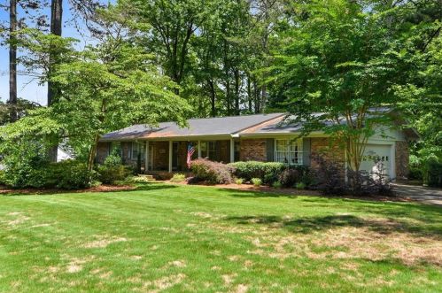 2220 Cumberland Dr, Smyrna GA  30080-4661 exterior