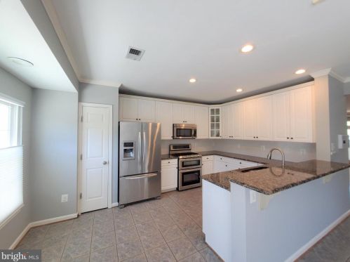 1967 Logan Manor Dr, Herndon VA  20190-3273 exterior