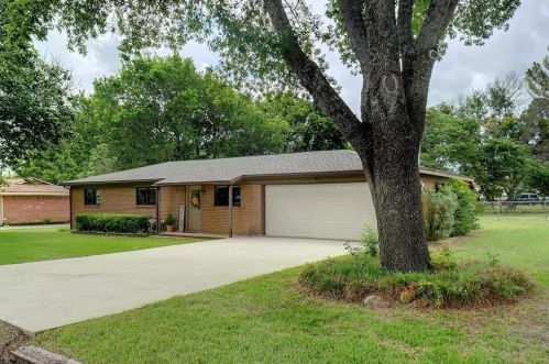 513 Walnut Creek Dr, Azle, TX 76020-2431