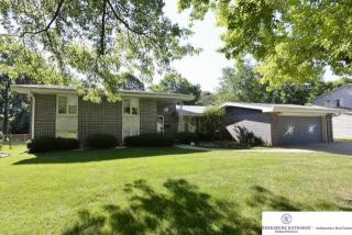 827 Dillon Dr, Omaha, NE 68132-1909