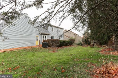 1546 Dunmore Dr, Lancaster PA  17602-1247 exterior