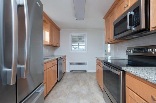 11 Dobson Cir, Middletown CT  06457-4603 exterior