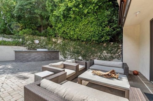 1566 Hillside Dr, Glendale CA  91208-2456 exterior
