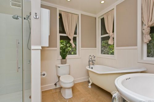 3236 Huelani Dr, Honolulu HI  96822-1233 exterior