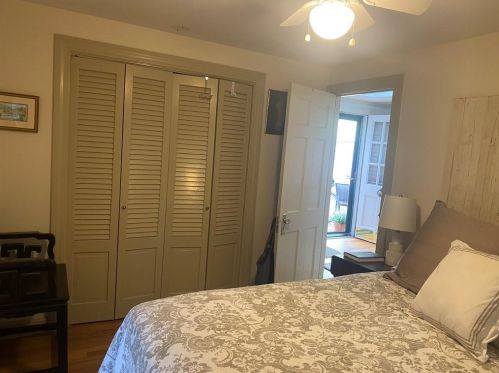 4 Coddington St, Middletown RI  02840-2549 exterior