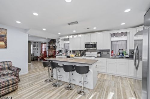 25 Drakes Ln, Irvington, NJ 07111-2016