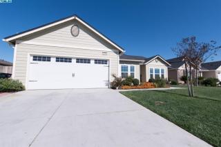 2334 Tuolumne Ave, Tulare, CA 93274-6185
