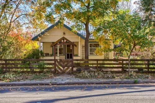52 Morton St, Ashland, OR 97520-2127