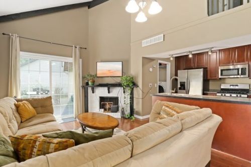 90 Surrey Ln, Bull Valley, IL 60014-7866