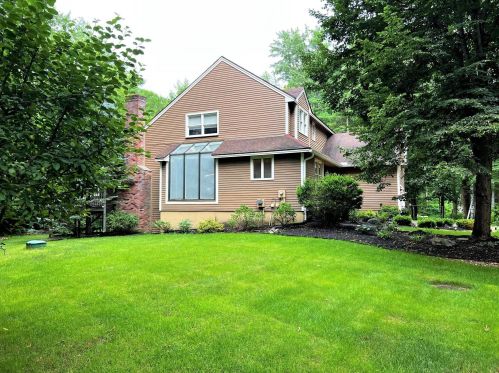 8 Boness Ln, Stratham, NH 03885-2144
