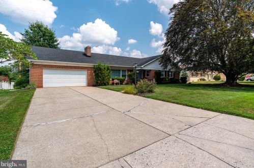 1435 Chapel Dr, York, PA 17404-2028