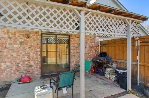 2602 Lk Vly Dr, Garland TX 75040-2817 exterior