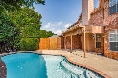 1113 Hunters Crk Dr, Carrollton TX 75007-1112 exterior