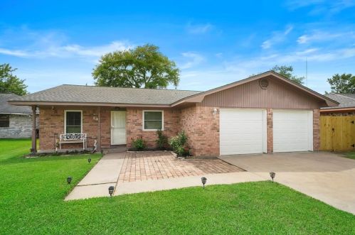1413 Chenango St, Angleton, TX 77515-3214