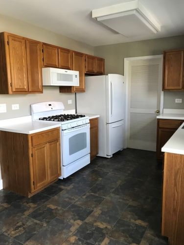 272 Camelot Ln, Carol Stream IL  60188-3617 exterior