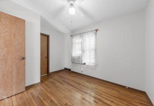 1382 Raymond St, South Elgin, IL 60177-1366