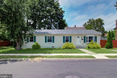 201 Eyre St, Florence, NJ 08518-1122