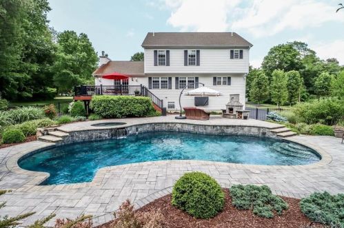 12 Jo Mar Dr, Sandy Hook, CT 06482-1210
