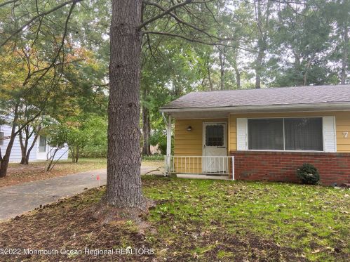 7 Oregon Dr, Lakehurst, NJ 08759-1428