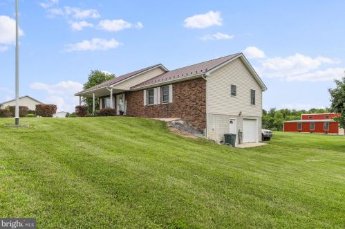 270 Falcon Dr, Falling Waters, WV 25419-3912