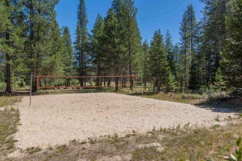 13610 Hillside Dr, Truckee CA  96161-6867 exterior