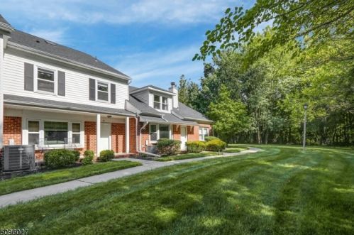 14 Harwich Ct, Scotch Plains, NJ 07076-3164
