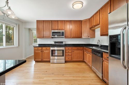 1415 Columbine Dr, Mount Prospect, IL 60056-1705