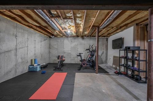 2 Wheatfield Dr, Wallingford CT  06492-5453 exterior