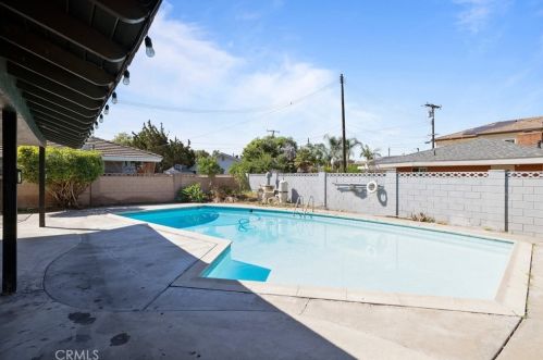 9241 Thistle Rd, Anaheim CA  92804-2327 exterior