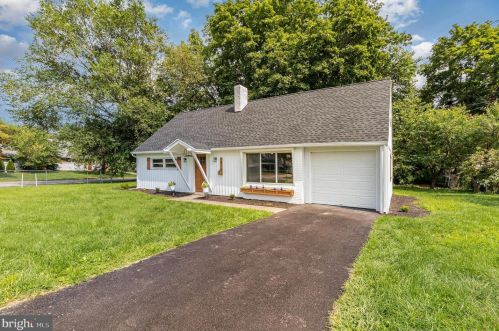 1416 Continental Rd, York, PA 17404-1908