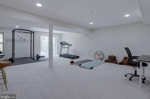 5707 Oak Leather Dr, Springfield VA  22015-2315 exterior