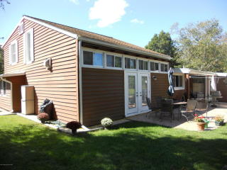 9 Seameadow Dr, Tuckerton, NJ 08087-9726