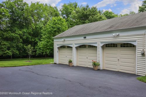 1 Flora Dr, Holmdel Village, NJ 07733-2005