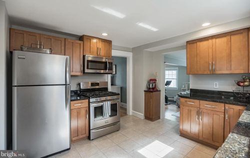 410 Lakeview Ave, Tavistock NJ 08033-1609 exterior