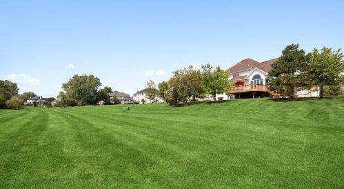 6870 Fieldstone Dr, Willowbrook IL  60527-6968 exterior