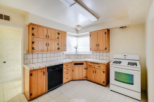 6144 Van Noord Ave, Van Nuys, CA 91401-3223