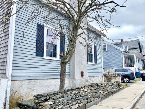 32 Mcallister St, Middletown RI  02840-4043 exterior