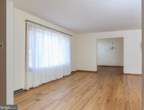 16 Wedge Dr, Trenton NJ  08610-5718 exterior