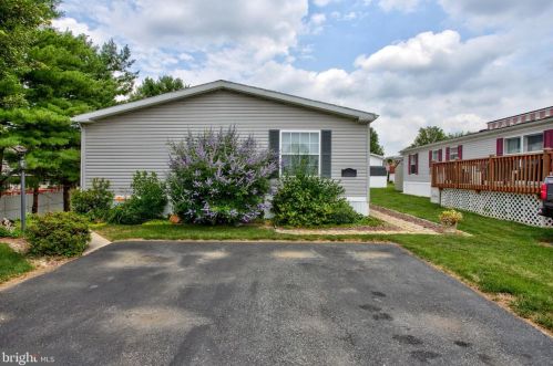 208 Bent Pine Ct, Lancaster PA  17603-2180 exterior