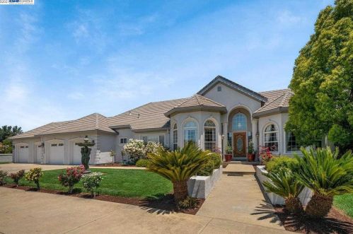 12330 Harding Ave, San Martin, CA 95046-9469