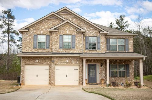 125 Trevers Lake Dr, Porterdale, GA 30016-1992