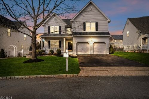 17 Reinhart Way, Bridgewater, NJ 08807-5707