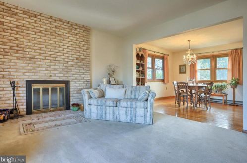 208 Garland Dr, Carlisle PA  17013-4271 exterior