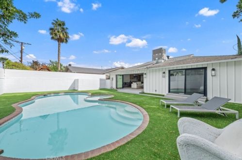 5261 Allott Ave, Van Nuys CA  91401-5902 exterior