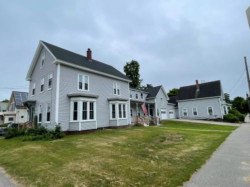 35 Oak St, Laconia, NH 03246-3026